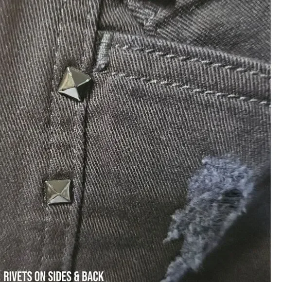 NWT ROCKβ& REPUBLIC Women's distressed rivet mid- rise black sexy shorts Size 4 - Picture 4 of 16